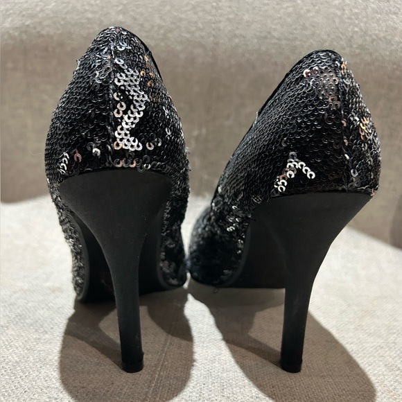 Black and Silver Sequined Heels • size 6 - Picture 4 of 6